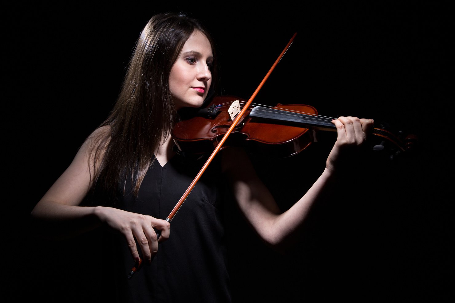 Smiling woman playing on fiddle